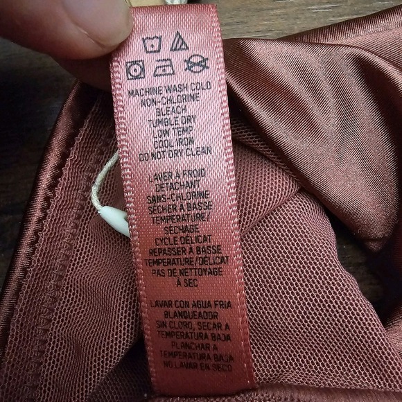 SKIMS Women's Size XS  Berry Stretch Satin Square Neck Bra‎ Intimates - Picture 7 of 7